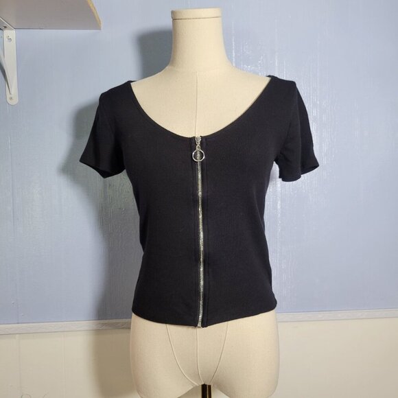 Ambiance Junior's Large Black Round Neck Full Zip Short Sleeve Tee - Picture 1 of 8